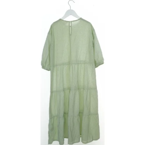 Lang kjole med mønster fra H&M (str. 146)