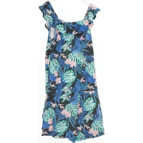 Sommerdragt med tropisk print fra Summer Time (str. 152)