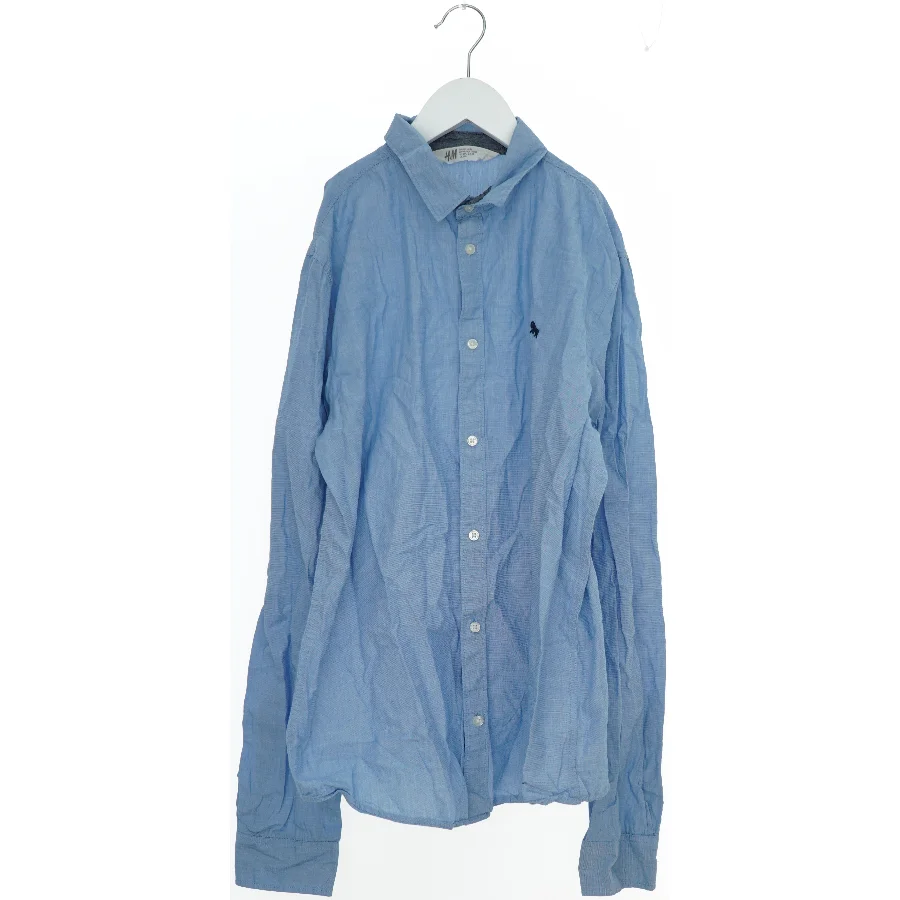 Lyseblå skjorte fra H&M (str. 170)