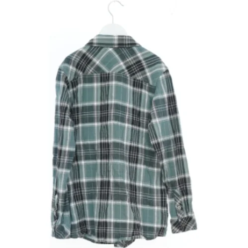 Skjorte med tern fra DNG (str. 164)