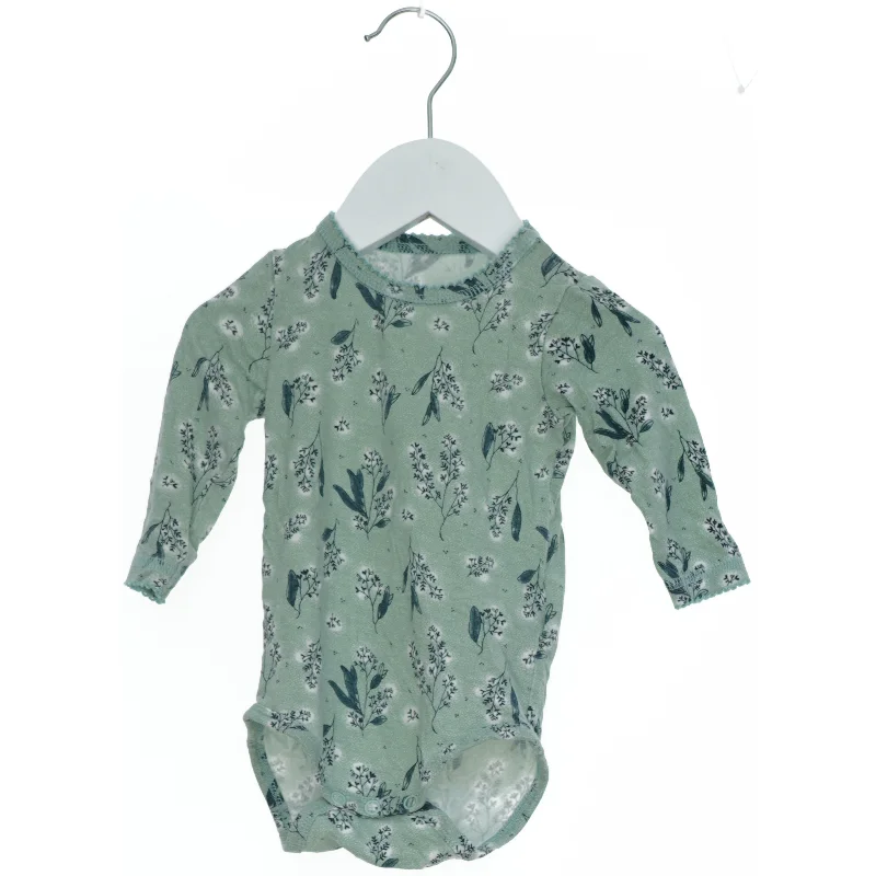 Langærmet bodystocking med blomsterprint fra Name It (str. 62)