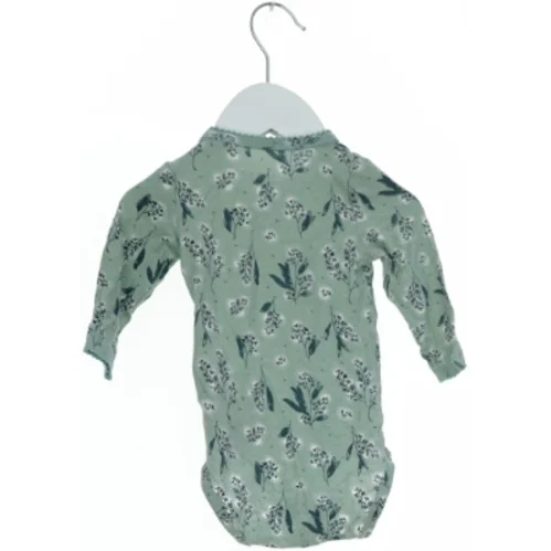 Langærmet bodystocking med blomsterprint fra Name It (str. 62)