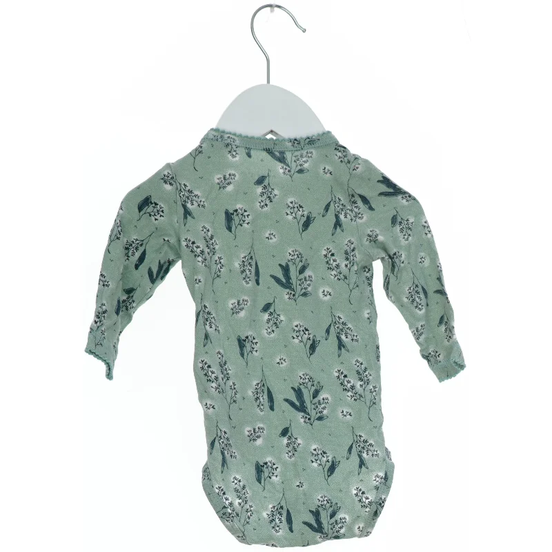 Langærmet bodystocking med blomsterprint fra Name It (str. 62)