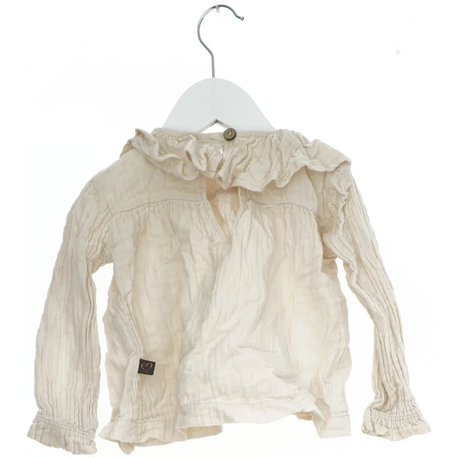 Råhvid bluse med knapper og flæser fra Little Wonders (str. 92)