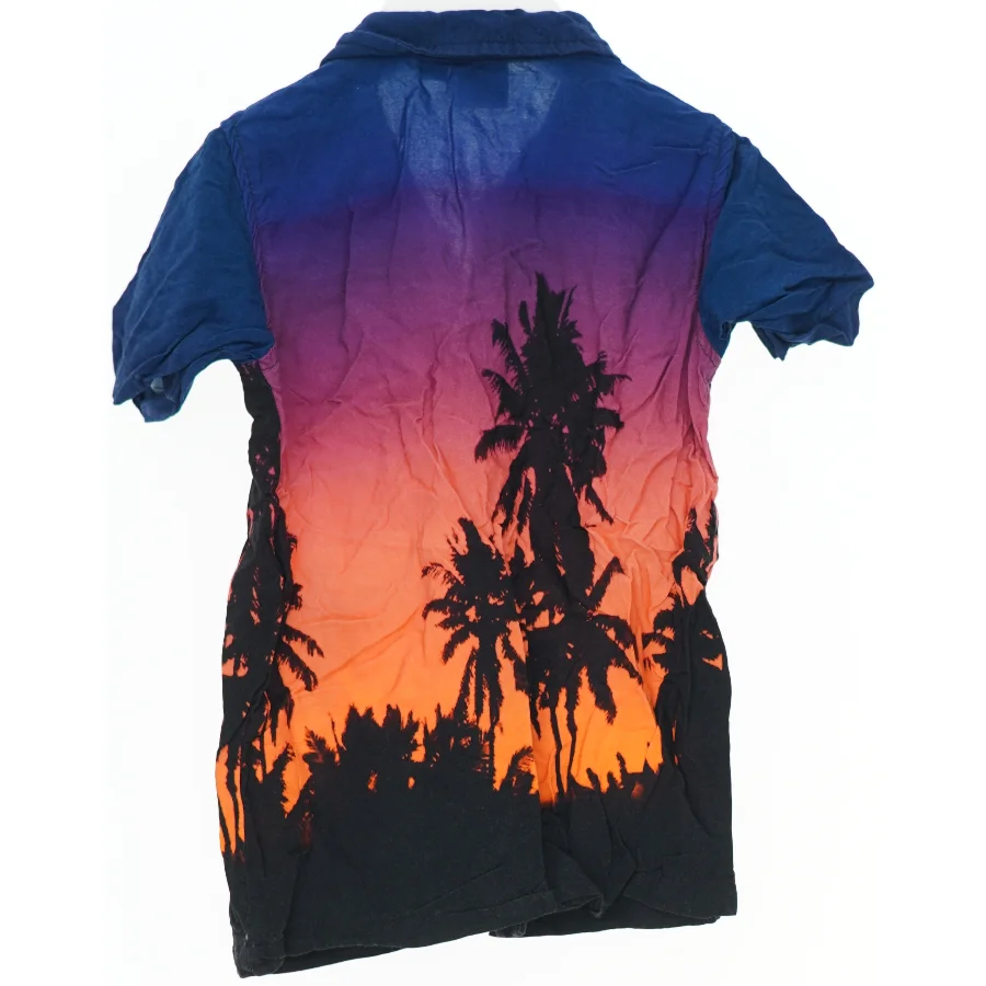 Kortærmet skjorte med palmetrædesign fra VRS (str. 122)