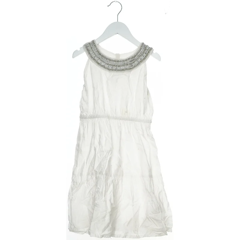 Hvid kjole med dekorativ halsudskæring fra Bluezoo (str. 128)