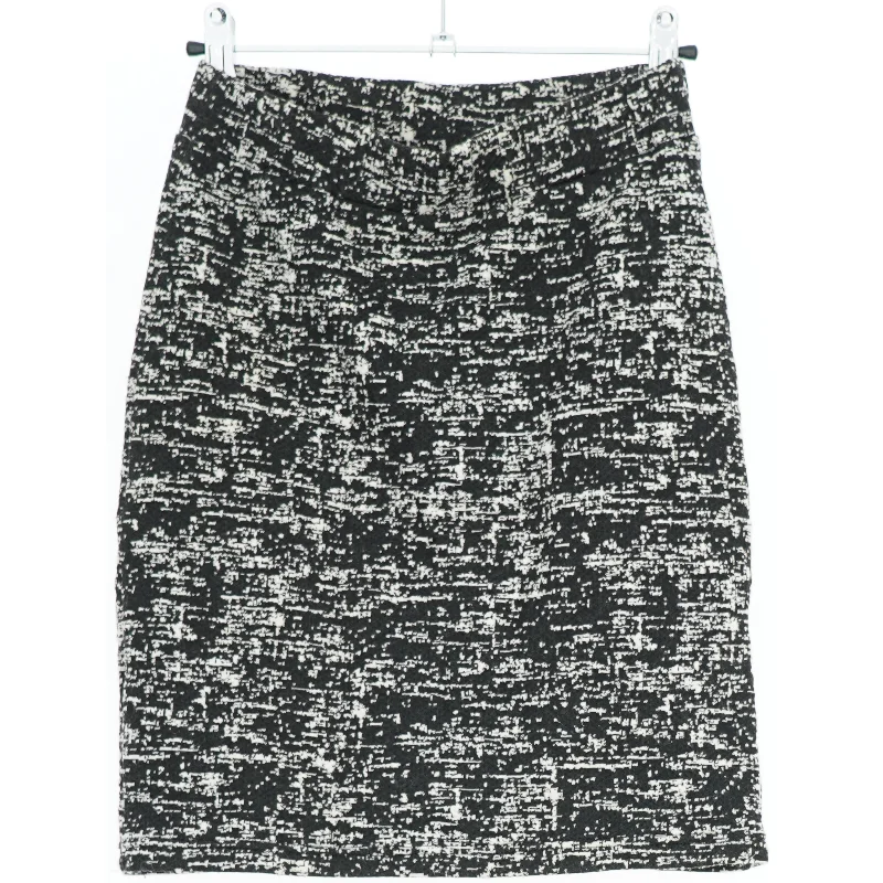 Sort og grå mønstret nederdel fra Only (str. S)