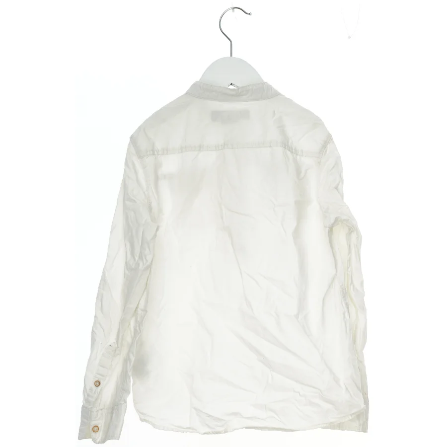 Hvid skjorte med lommer og knapper fra Logg (str. 134)