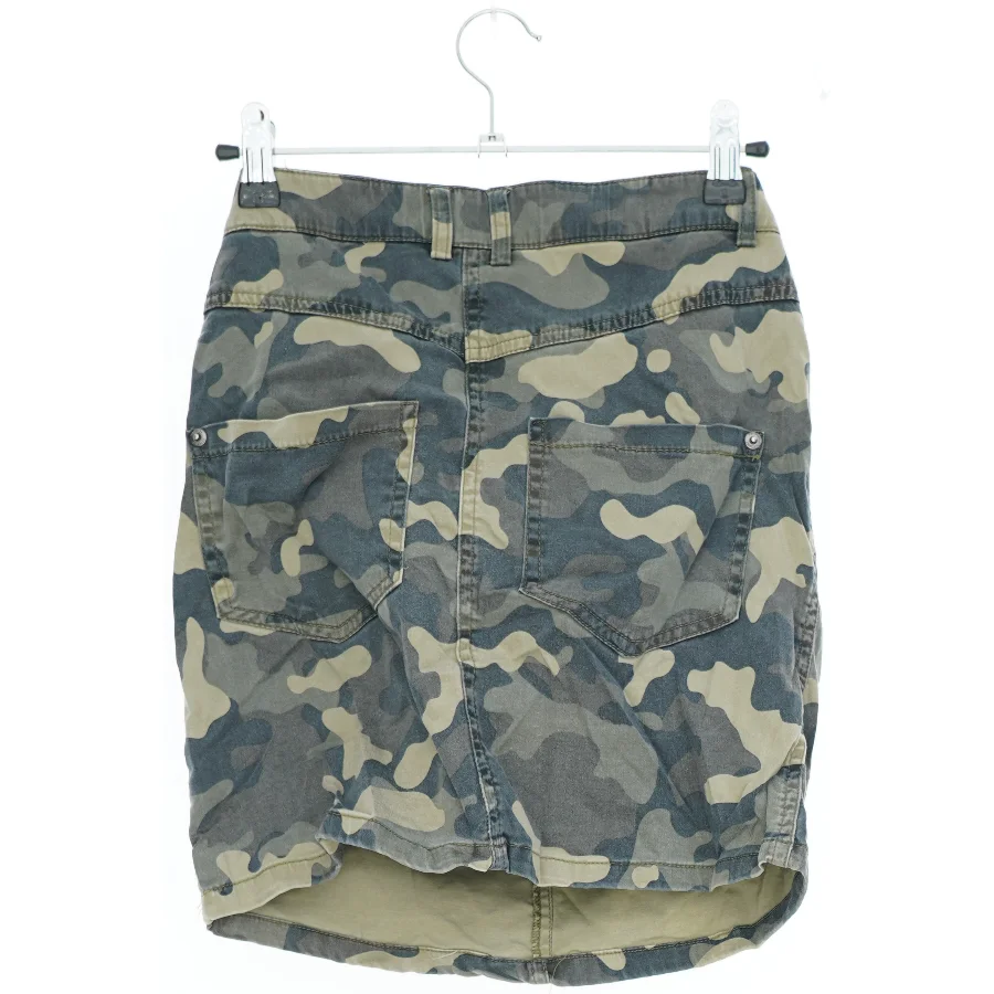 Camouflage nederdel med lynlåslommer fra Fb Sister (str. S)