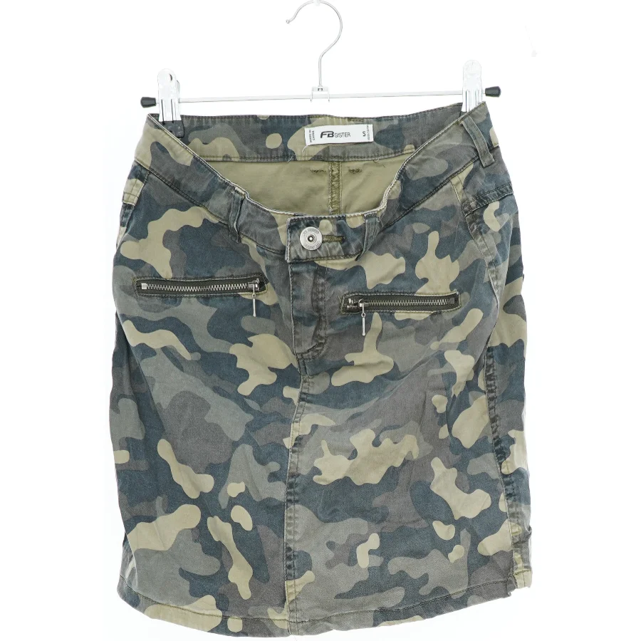 Camouflage nederdel med lynlåslommer fra Fb Sister (str. S)