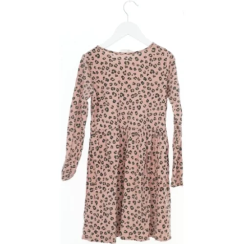 Langærmet kjole med leopardmønster fra H&M (str. 140)