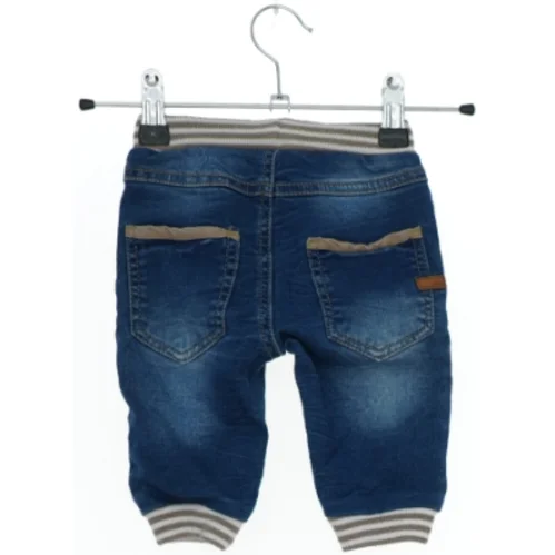 Blå babybukser med stribede detaljer fra Name It (str. 62)