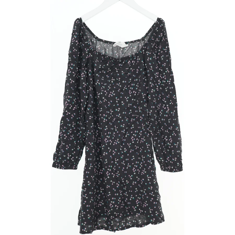Blomstret kjole fra H&M (str. 146)