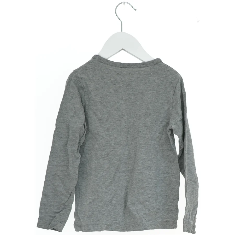 Grå langærmet t-shirt med skateboard-design fra Name It (str. 116)