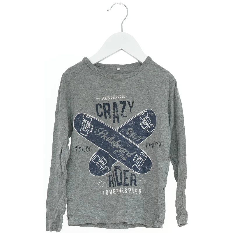 Grå langærmet t-shirt med skateboard-design fra Name It (str. 116)