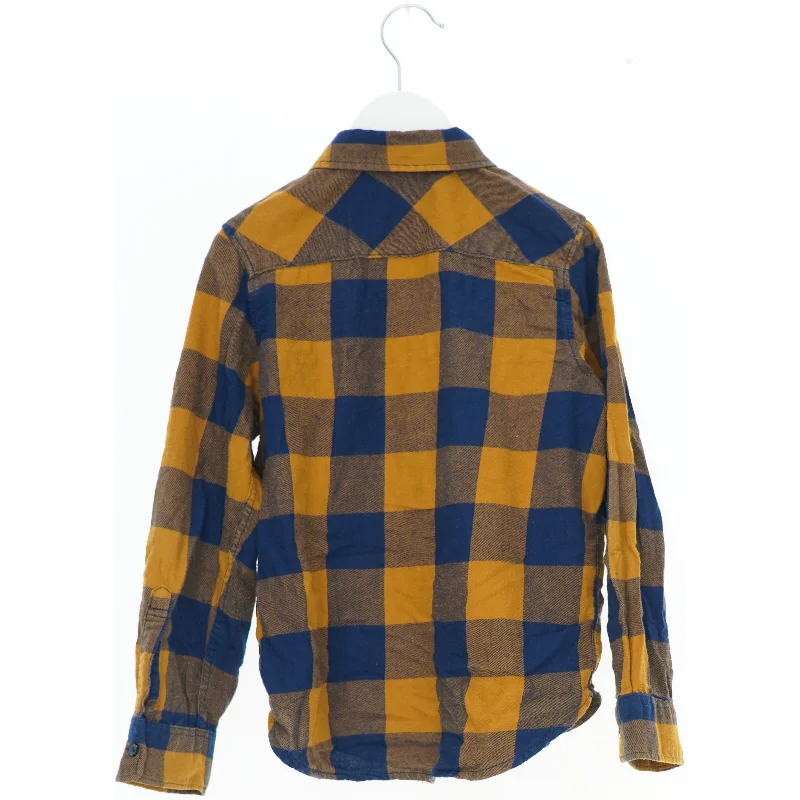 Skjorte med ternet mønster fra H&M (str. 128)