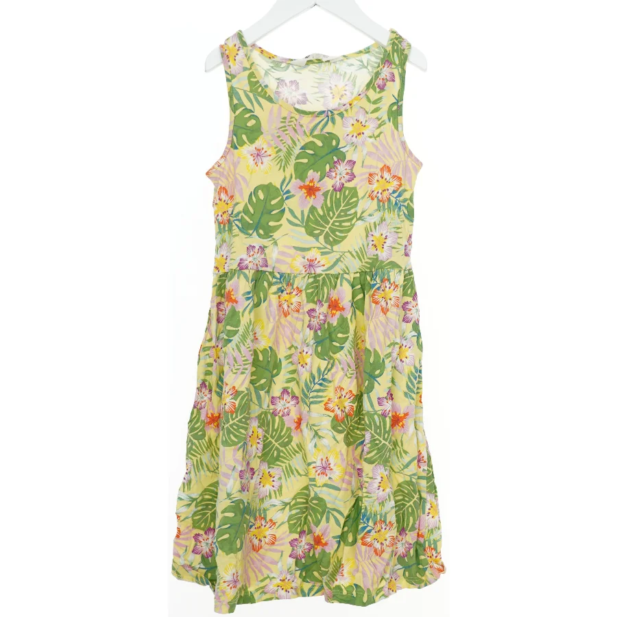 Sommerkjole med tropisk mønster fra H&M (str. 140)