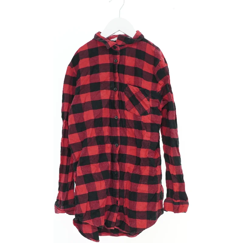 Skjorte med rødt og sort ternet mønster fra H&M (str. 152)