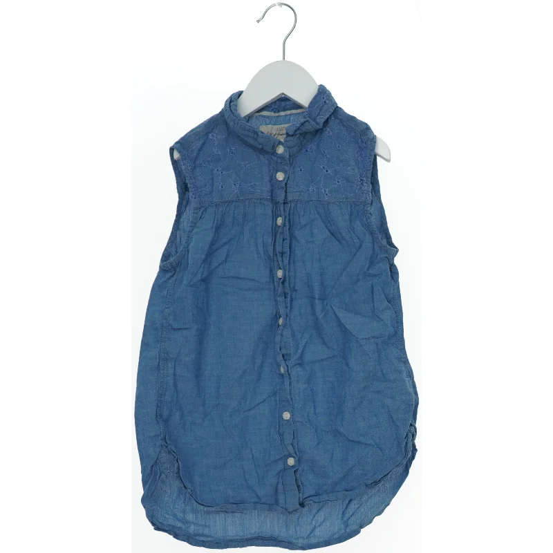 Ærmeløs skjorte fra Logg (str. 152)