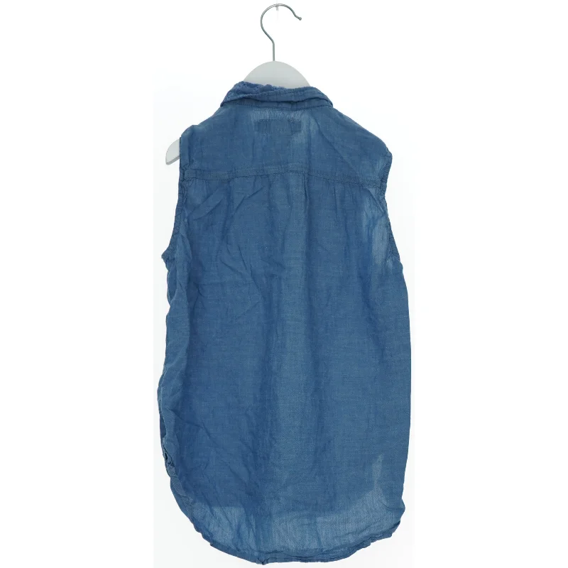 Ærmeløs skjorte fra Logg (str. 152)