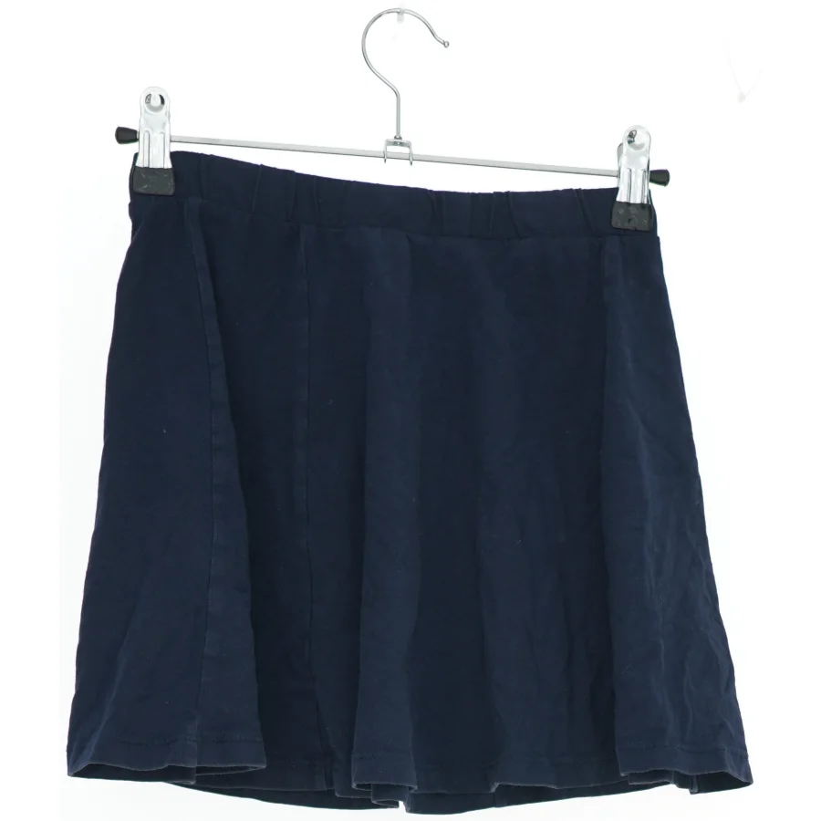 Kort nederdel fra H&M (str. 140)