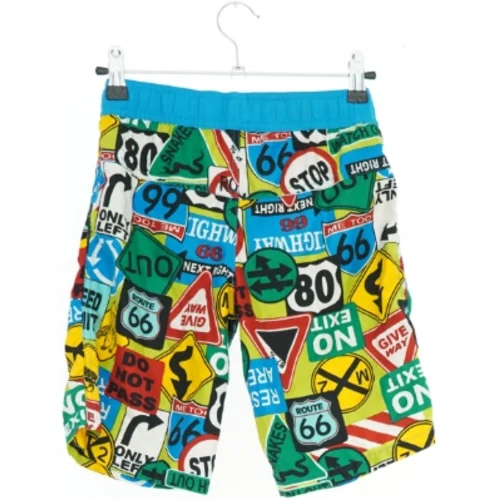 Farverige shorts med vejskilte-mønster (str. 116)