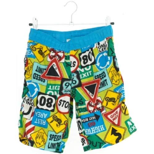 Farverige shorts med vejskilte-mønster (str. 116)