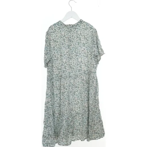 Blomstret kjole med korte ærmer fra Pigalle (str. S)