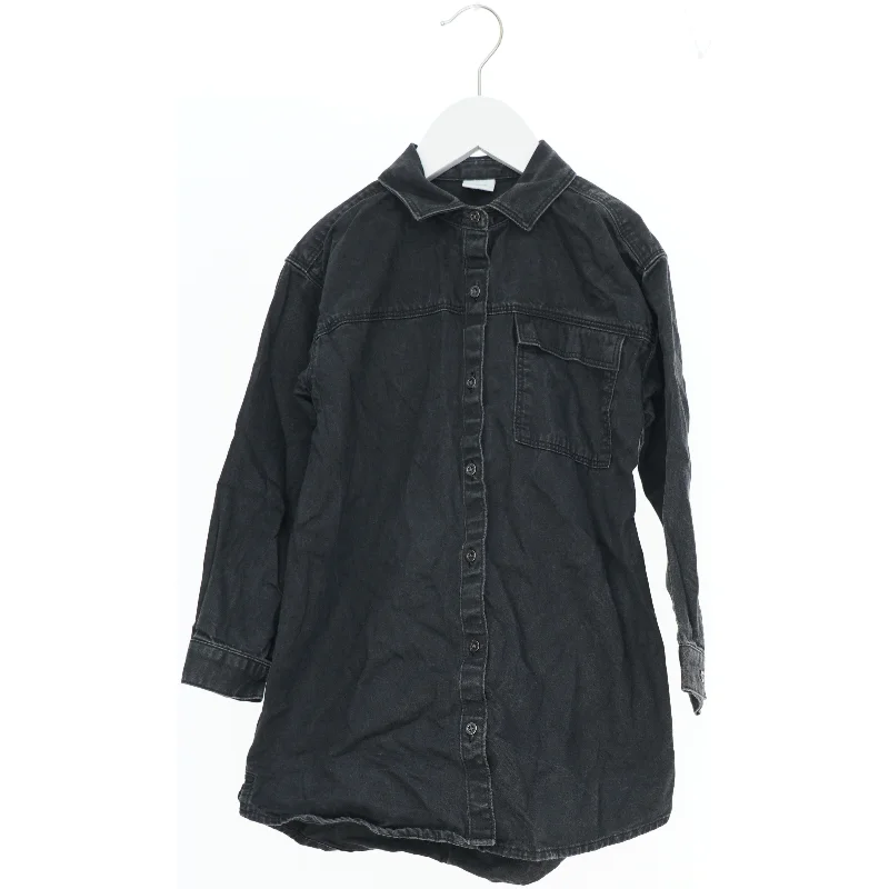 Langærmet sort skjorte fra Next (str. 116)