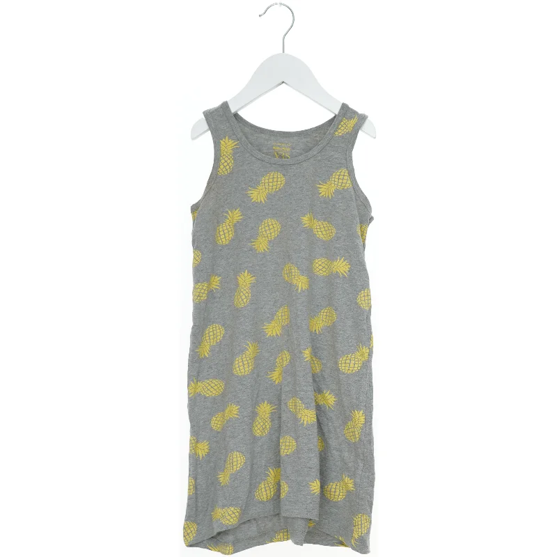 Grå ærmeløs kjole med ananasmønster fra VRS (str. 128)