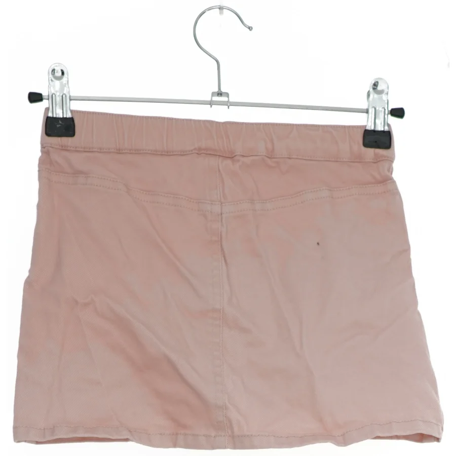 Lyserød nederdel med knapper fra Lindex (str. 104)