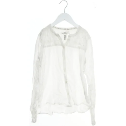 Hvid bluse med knapper fra Logg (str. 152)