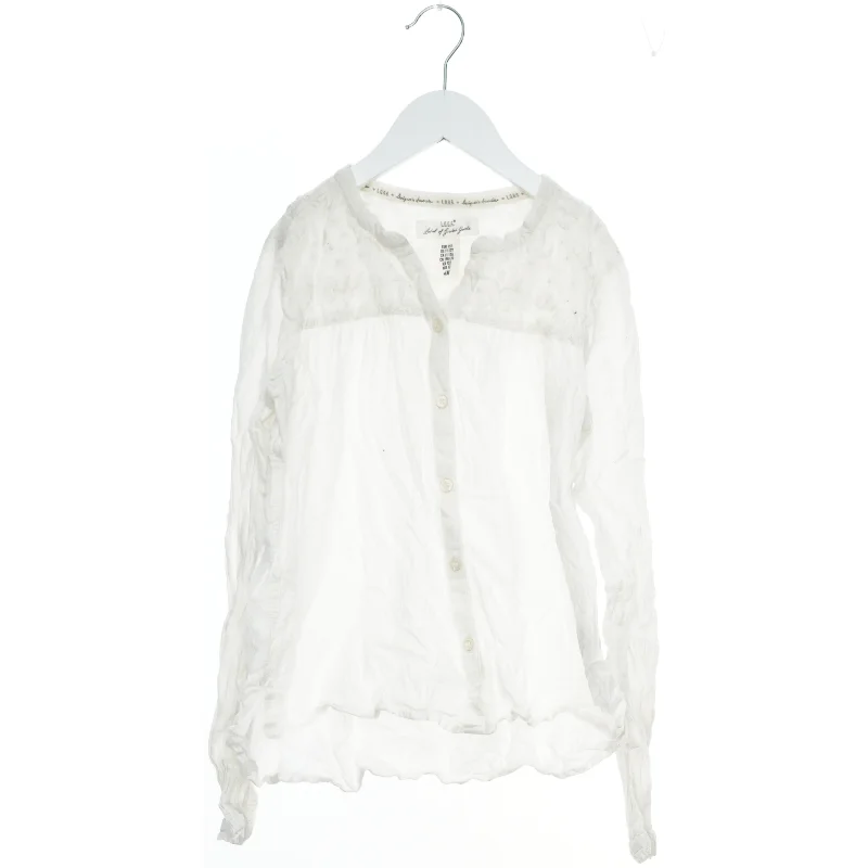 Hvid bluse med knapper fra Logg (str. 152)