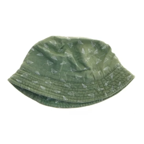 Grøn bøllehat med papirfly mønster (str. 28,5x16,5 cm)