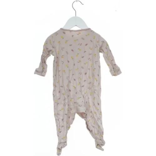 Blomster mønstret heldragt til børn fra Next Baby (str. 74)