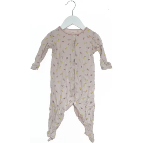 Blomster mønstret heldragt til børn fra Next Baby (str. 74)