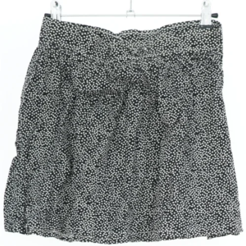 Nederdel med prikket mønster fra YD (str. 152)