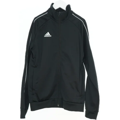 Sportstrøje med lynlås fra Adidas (str. 152)