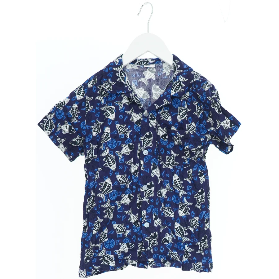 Kortærmet skjorte med fiskemønster fra Assign (str. 134)