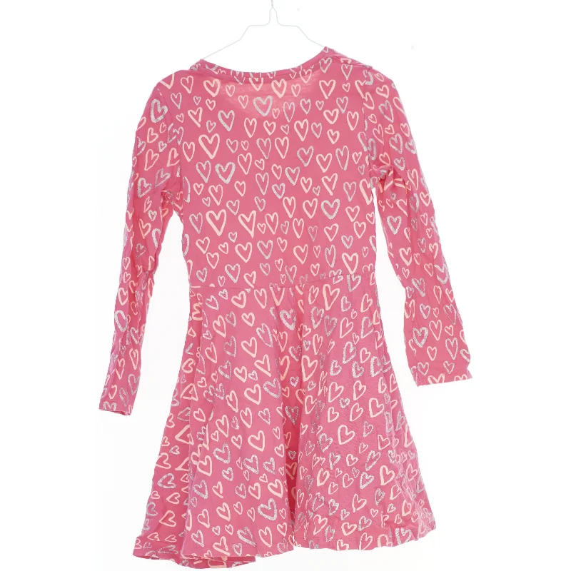 Lyserød kjole med hjertemønster (str. 134)