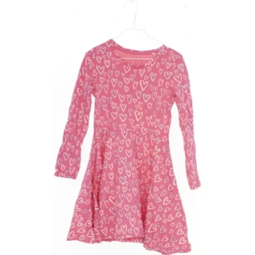 Lyserød kjole med hjertemønster (str. 134)