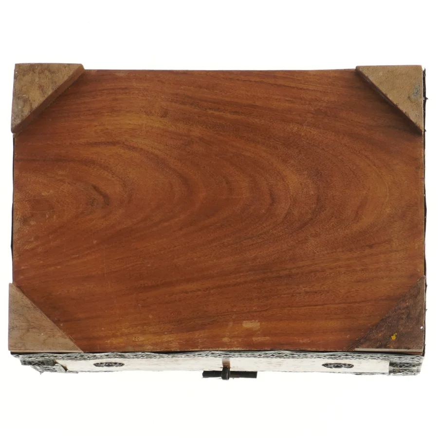 Dekorativ kiste i træ med metalbeslag (str. 28x20 cm)