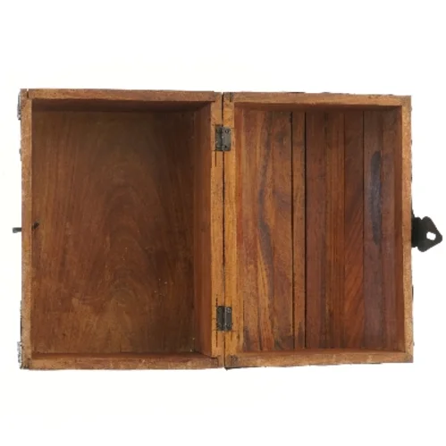 Dekorativ kiste i træ med metalbeslag (str. 28x20 cm)