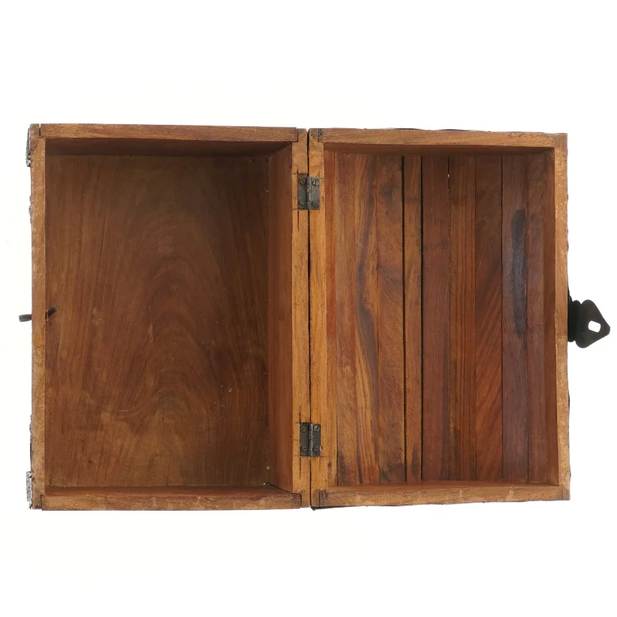 Dekorativ kiste i træ med metalbeslag (str. 28x20 cm)