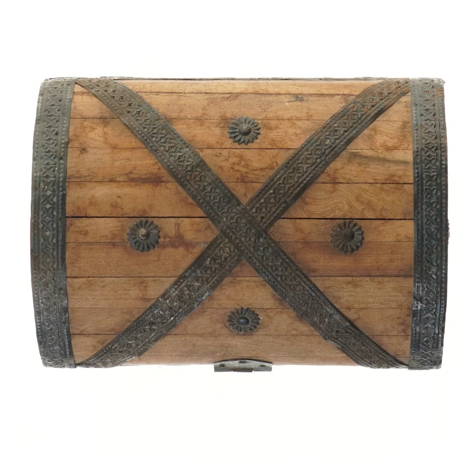 Dekorativ kiste i træ med metalbeslag (str. 28x20 cm)