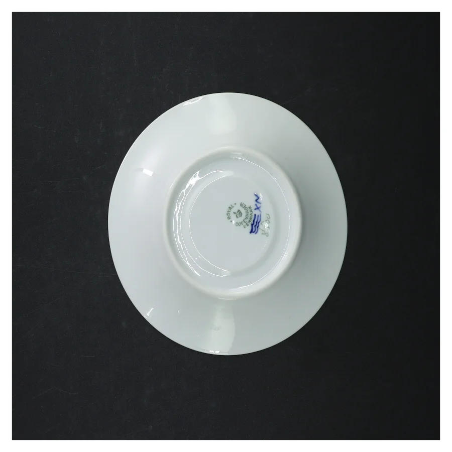 Porcelænunderkop/lille skål med blå blomst mønster fra Royal Copenhagen (str. Ø. 15 cm)