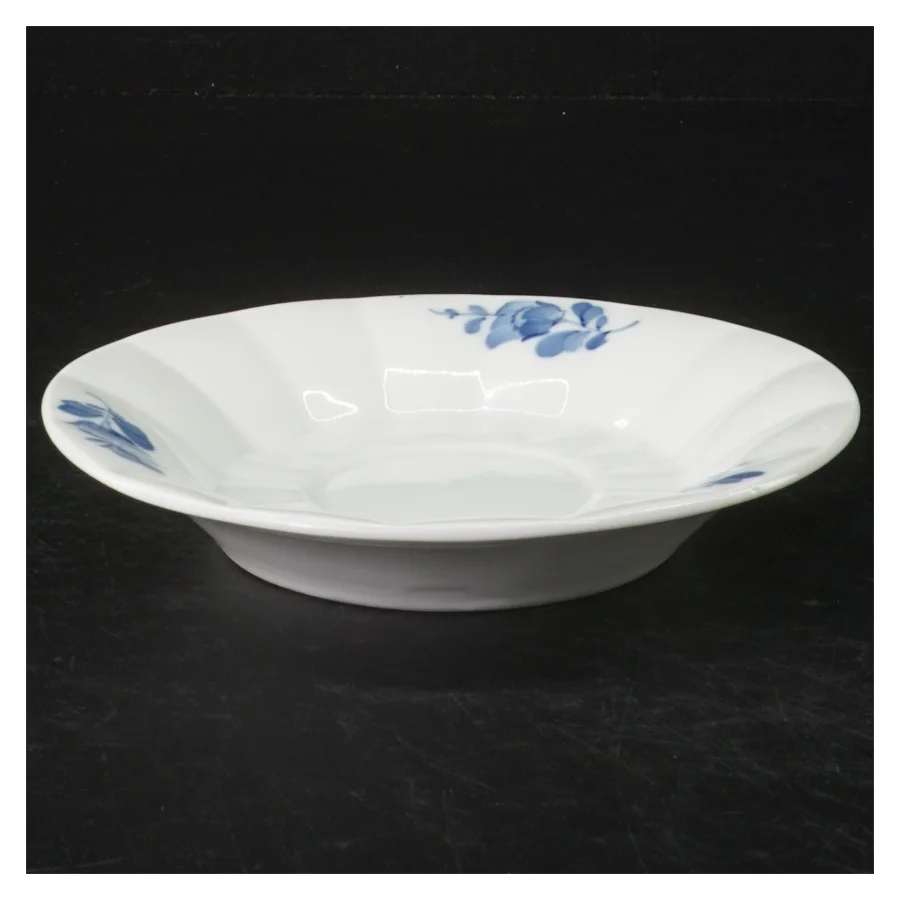 Porcelænunderkop/lille skål med blå blomst mønster fra Royal Copenhagen (str. Ø. 15 cm)