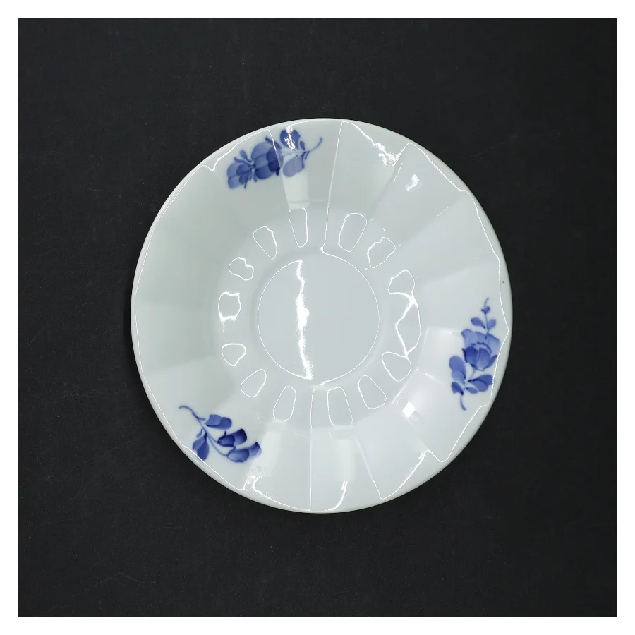 Porcelænunderkop/lille skål med blå blomst mønster fra Royal Copenhagen (str. Ø. 15 cm)