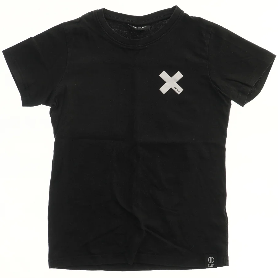 Sort T-shirt med grafisk print fra DWG (str. 140)