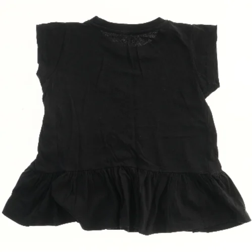 Sort kjole med tekst fra Krymmel (str. 116)